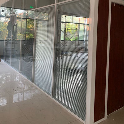ποιότητας  Easy Installation Highlight White Color Aluminum Partition And Glass Partition For Office Hotel And Hospitals εργοστάσιο